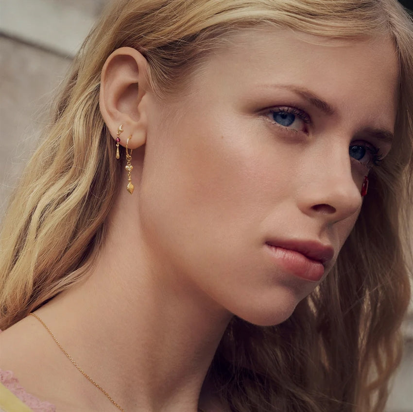 Maanesten Nuova øreringe i forgyldt sølv med granater