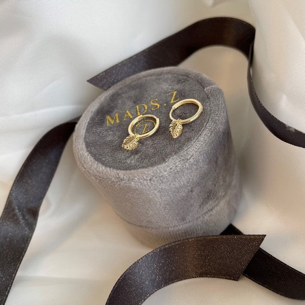 Hazel creoler fra Mads Z i 8 kt guld med blad vedhæng