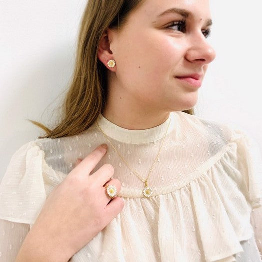 Mads Z Marguerit ring i forgyldt sølv med hvid emalje, 15 mm