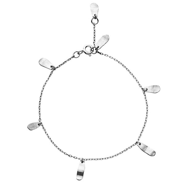 Micella armbånd i sølv fra Maanesten med seks delikate bladvedhæng fra New Horizons AW22 kollektionen.