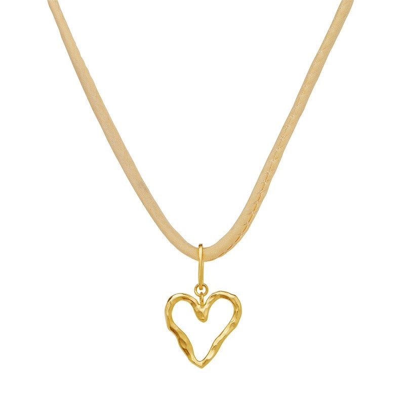 Misa choker fra Maanesten i forgyldt sølv med gyldent silkebånd og hjerteformet vedhæng.