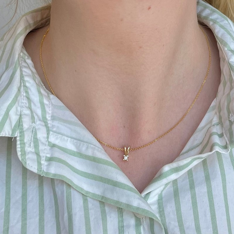 Scrouples Kleopatra vedhæng i 8 kt. guld med brillantsleben diamant, set fra siden