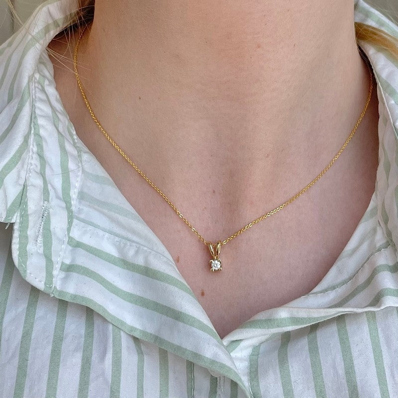 Kleopatra vedhæng i 14 karat guld med diamant (0,05–0,50 ct)