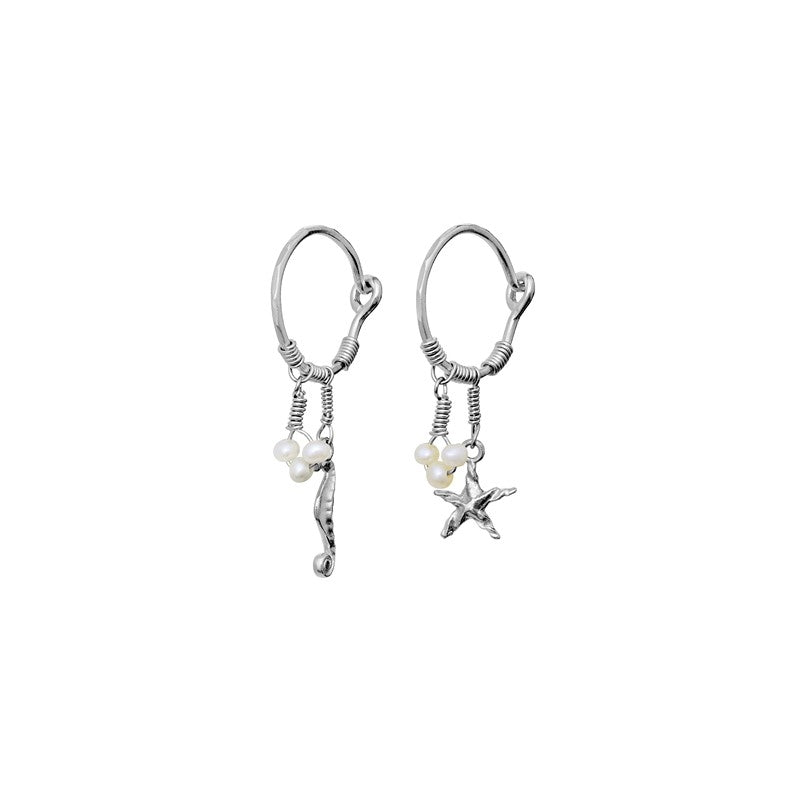 Momi øreringe fra Maanesten i genanvendt 925 sterlingsølv med søhest, søstjerne og ferskvandsperler, 33 mm.