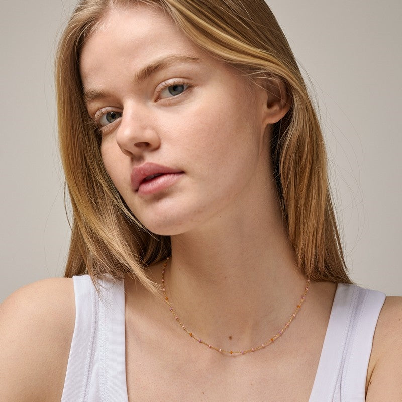 Lola Blush halskæde i forgyldt sølv fra Enamel Copenhagen med emaljekugler