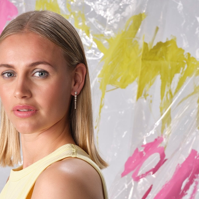 MAMBO52 ørestikker i rhodineret sølv med kugler fra Nordahl Jewellery