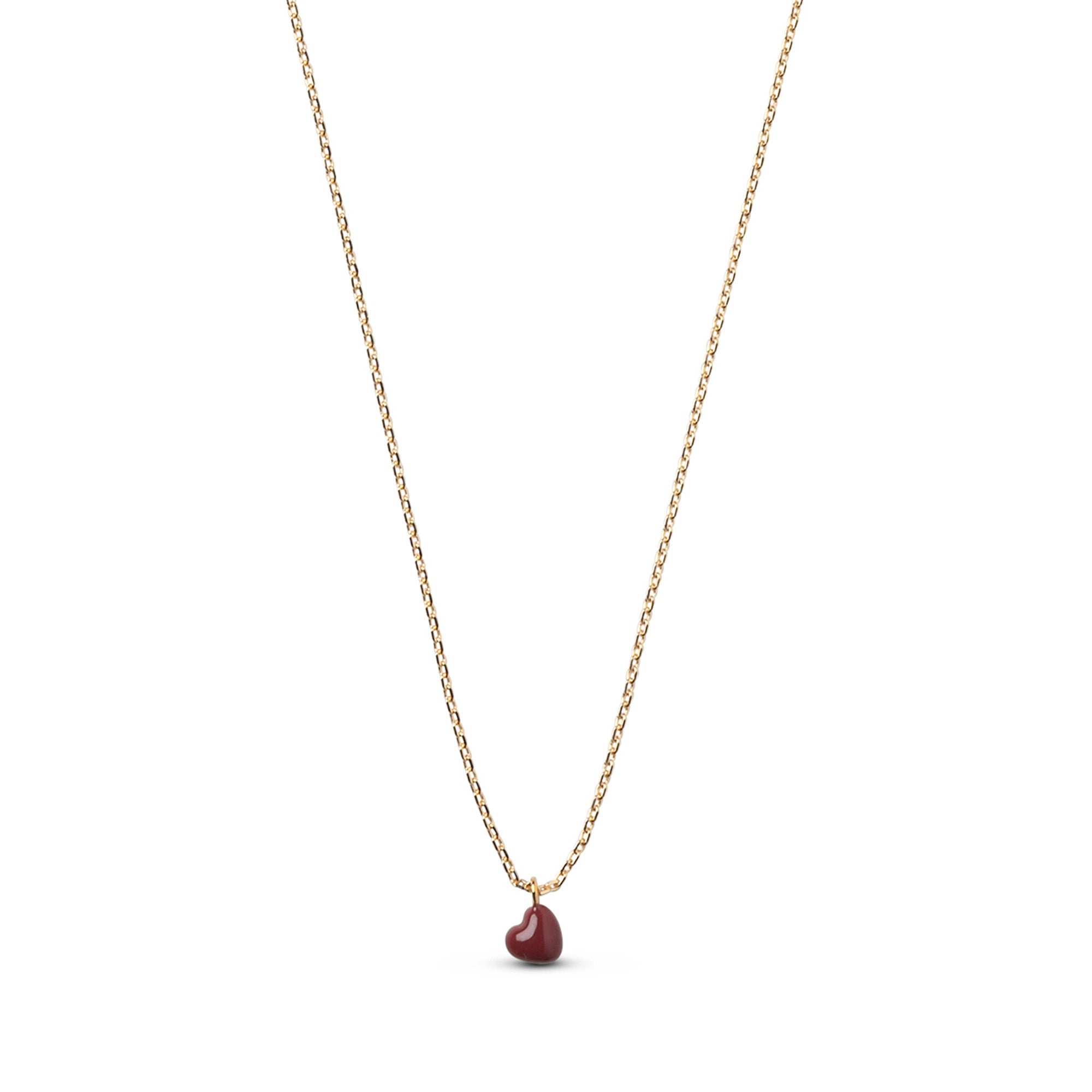 Grand Amore halskæde fra Enamel Copenhagen i 18 karat forgyldt messing med bordeaux hjerte, 45–50 cm.