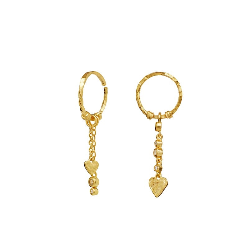 Nemy øreringe fra Maanesten i 18 karat forgyldt sterling sølv med regnbue månesten, asymmetriske hoops med hjerter og perler.