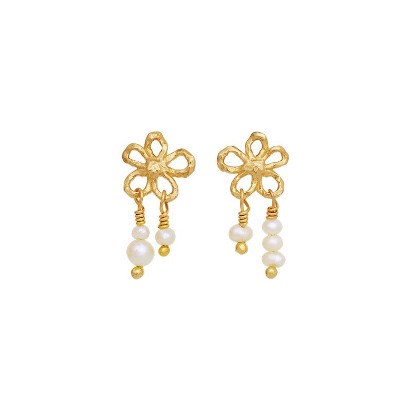 Nicola øreringe fra Maanesten i 18 karat forgyldt sølv med blomsterskulptur og mælkehvide perler, 16 mm.