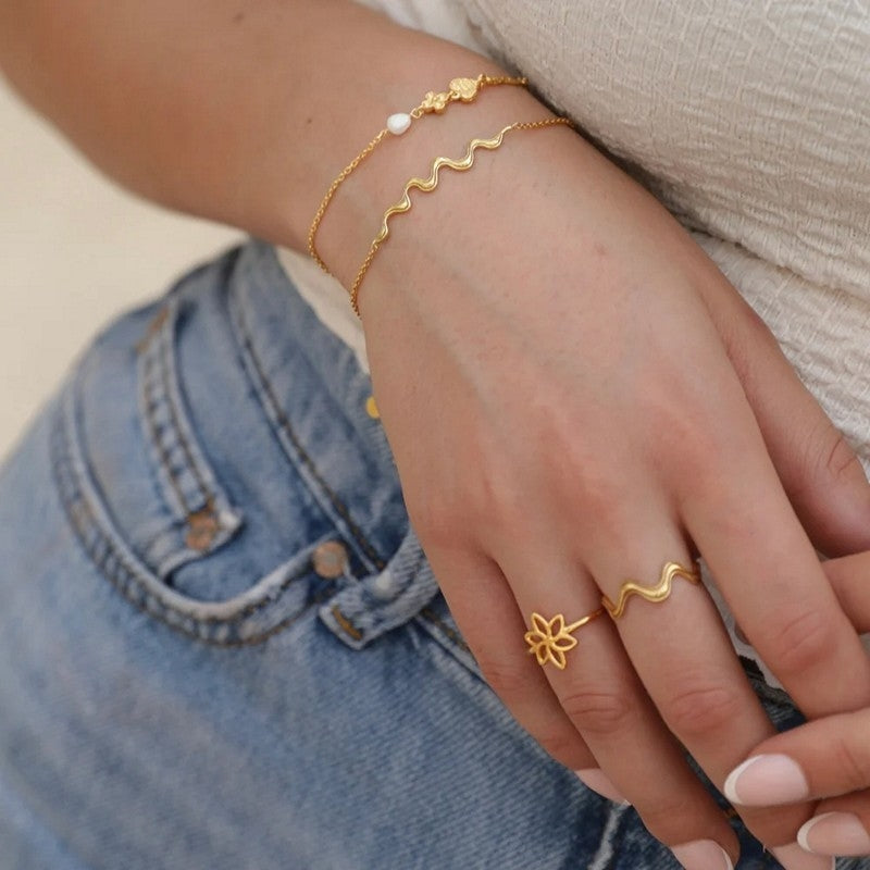 Nigella ring i 18 karat forgyldt sølv med blomsterdetalje – Izabel Camille