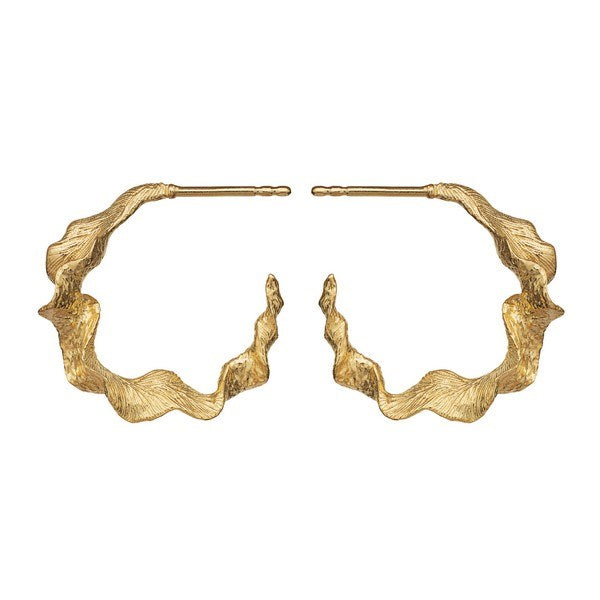 Nino øreringe i 18 kt forgyldt sterlingsølv med rillede, bølgede halvcirkler fra Maanesten Moonrise magic-kollektion.