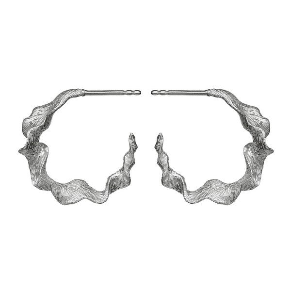 Nino sølvøreringe fra Maanesten i sterling sølv med rillede halv creoler.