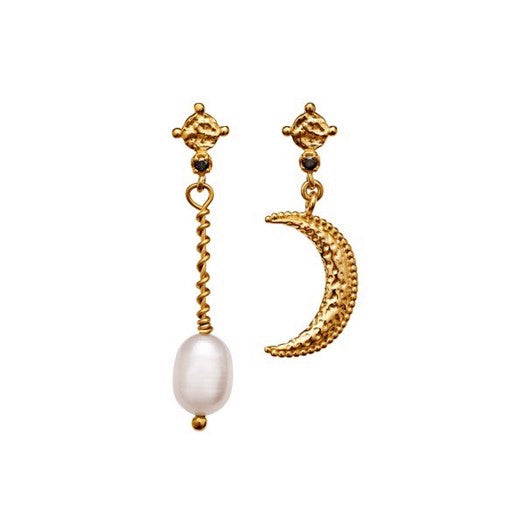 Nyla ørestikker i forgyldt sølv med måne og perle fra Maanesten