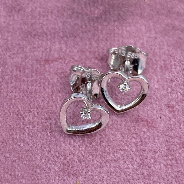 Hjerte ørestikker i 14 kt hvidguld med diamanter fra Nuran