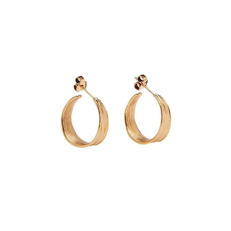 Olive petit øreringe i 24 karat forgyldt messing fra Pico Copenhagen