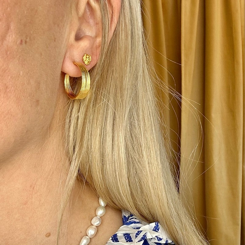 Olive petit øreringe i 24 karat forgyldt messing fra Pico Copenhagen