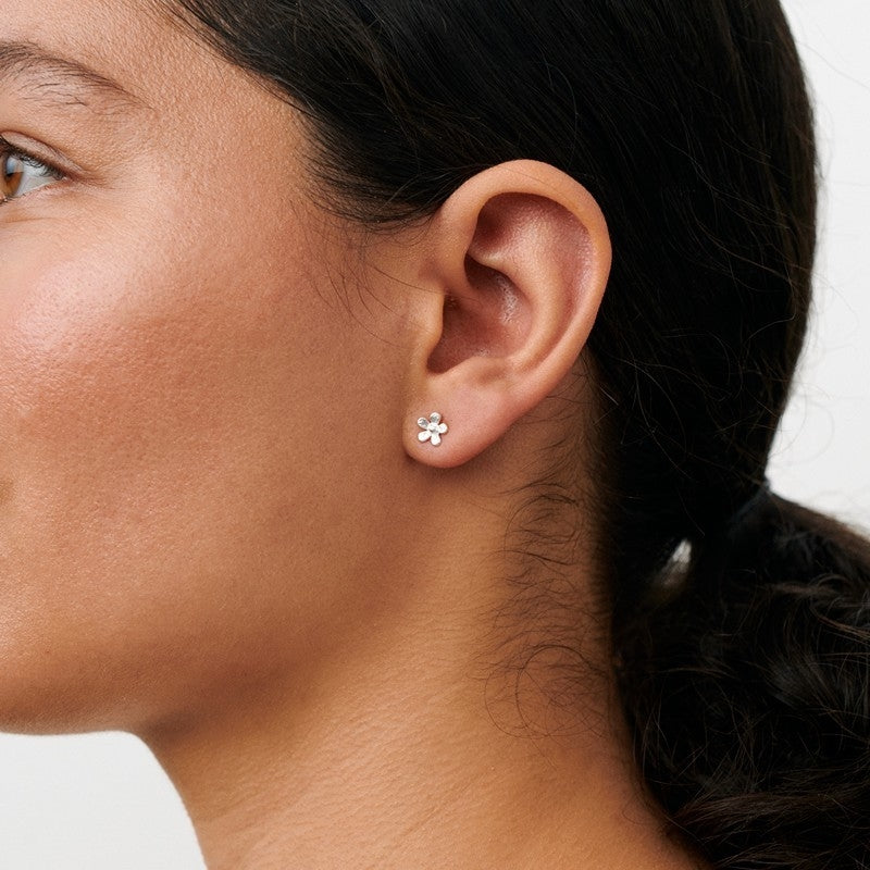 Mini Wild Poppy ørestikker i 18 karat forgyldt sølv fra Pernille Corydon