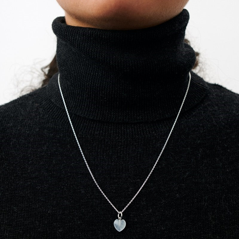 Vedhæng i 18 karat forgyldt sølv med blå kvarts fra Pernille Corydon