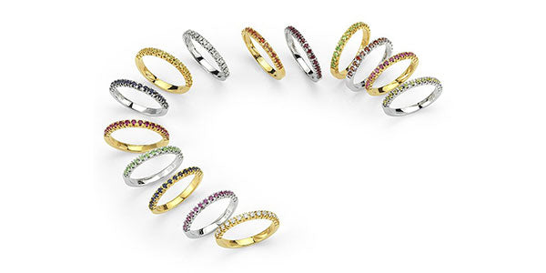 Perá ring i 14 kt hvidguld fra Nuran med grønne zavoritter