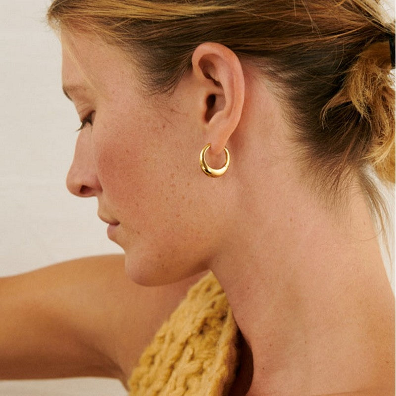 Forgyldte Globe Huggies øreringe (20 mm) fra Pernille Corydon