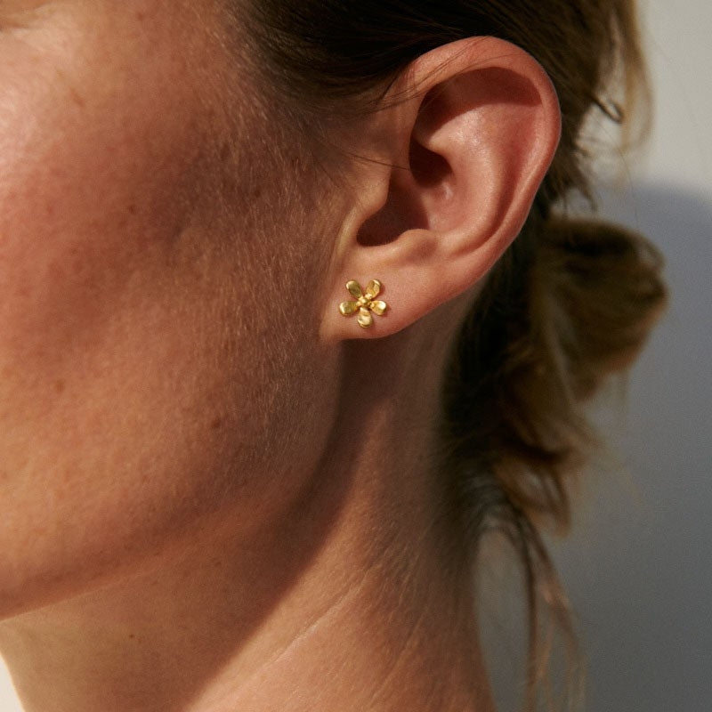 Wild Poppy ørestikker i 18 karat forgyldt sølv fra Pernille Corydon (10 mm)