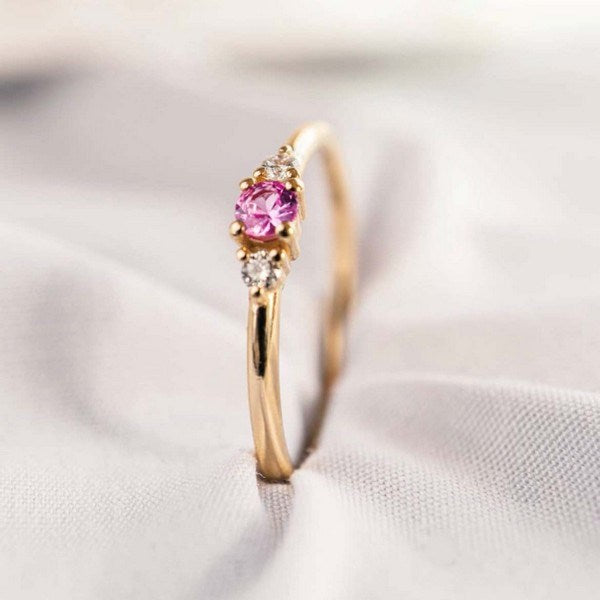 Petit ring i 14 karat guld med pink safir og diamanter fra Nuran