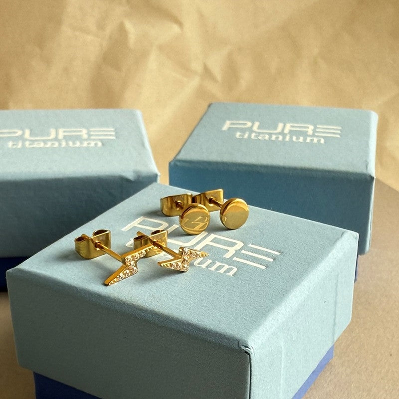 Lynørestikker i forgyldt titanium med zirkonia – Nordahl Andersen