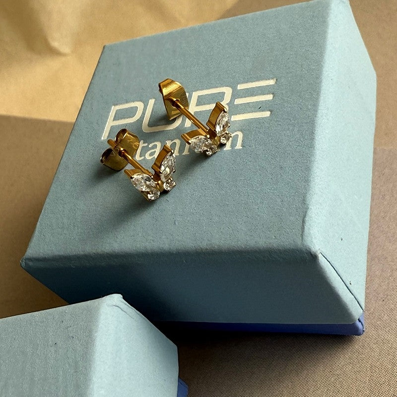 Nordahl Andersen Pure Titanium ørestikker i forgyldt titanium med hvide zirkonia sommerfugle 6 x 5,5 mm