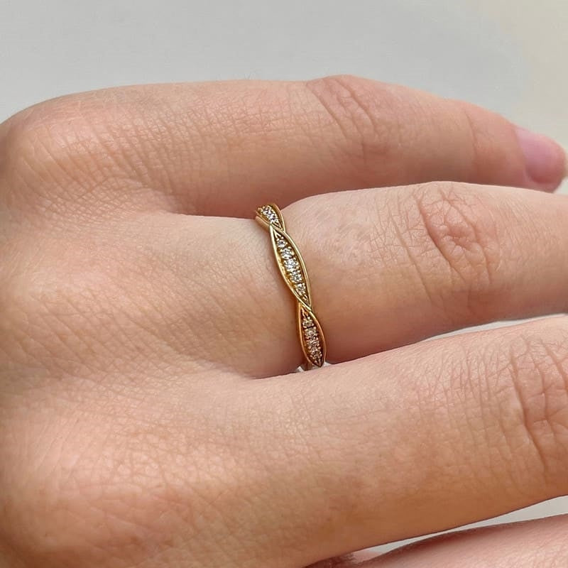 Lilja ring i 14 karat guld med 0,15 ct diamanter