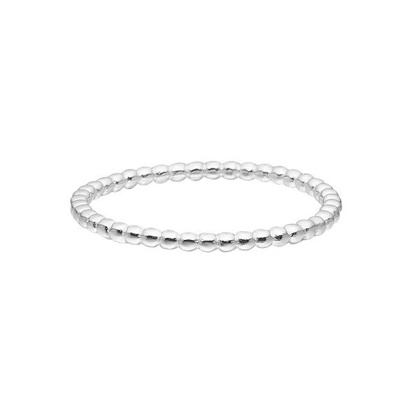 Simple ring i blankt sølv med små sammenhængende kugler fra Enamel Copenhagen.