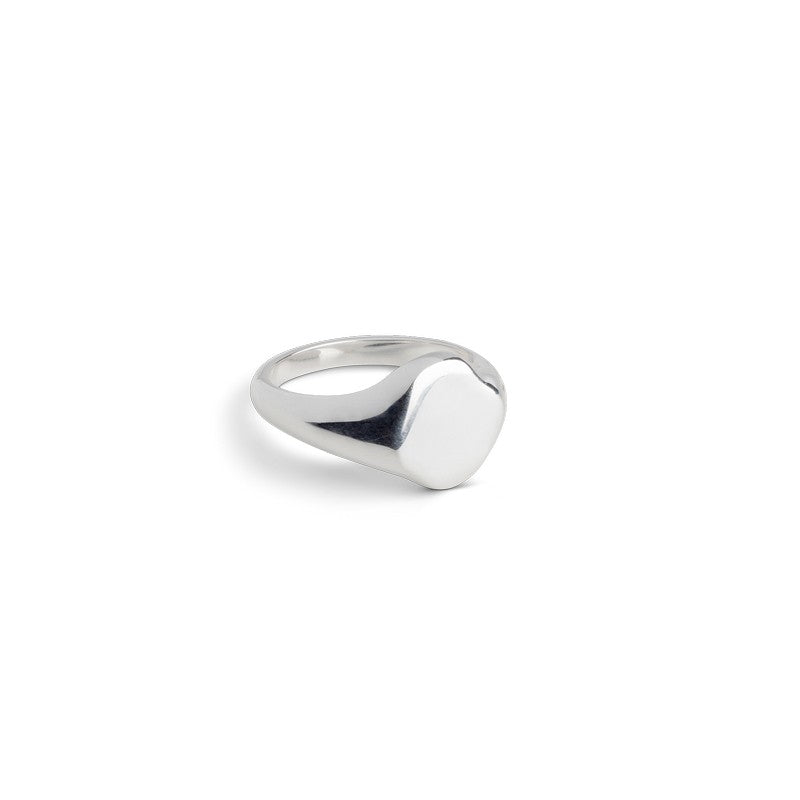 Luna signetring i sterling sølv fra Enamel Copenhagen med blank, organisk form i størrelse 50.