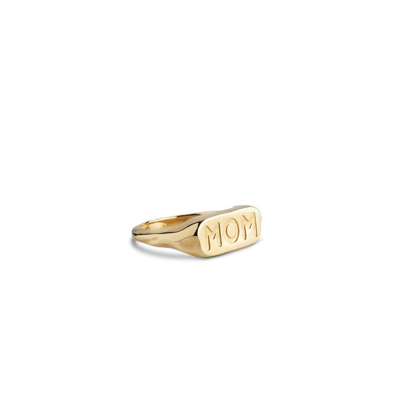 MOM statement ring i forgyldt sølv fra Enamel Copenhagen med rektangulært skilt og indgraveret tekst.