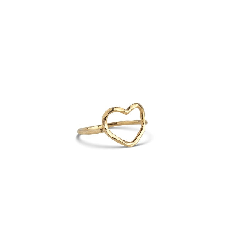 Organic Heart ring i forgyldt sterlingsølv med ornamenteret hjerte fra Enamel Copenhagen.