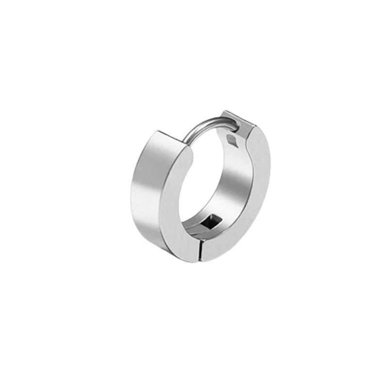 Bred hoop ørering i rustfrit stål fra Rico's med blankpoleret overflade og 13 mm diameter.