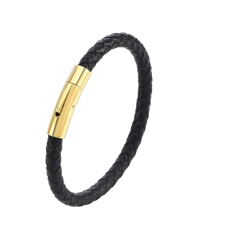 Rico's armbånd i sort flettet læder med 18 kt forgyldt stållås og magnetlås 19–21 cm.