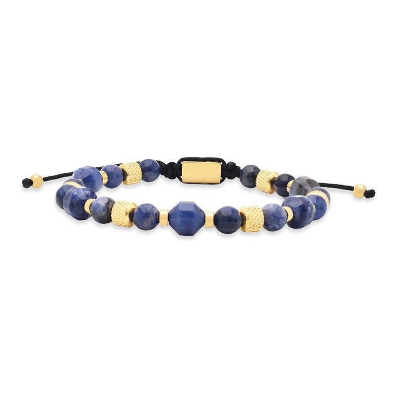 Rico's armbånd i 18 karat guldbelagt stål med runde og facetterede blå sodalitperler, justérbar 19–27 cm.