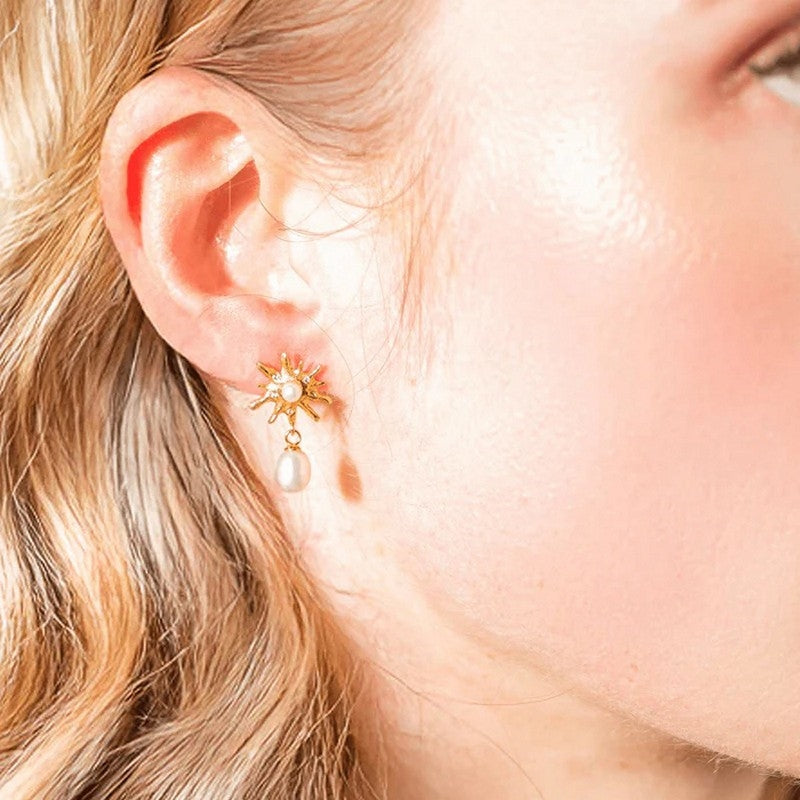 Rhea øreringe i 18 karat forgyldt sølv med ferskvandsperler og nano krystaller fra House of Vincent