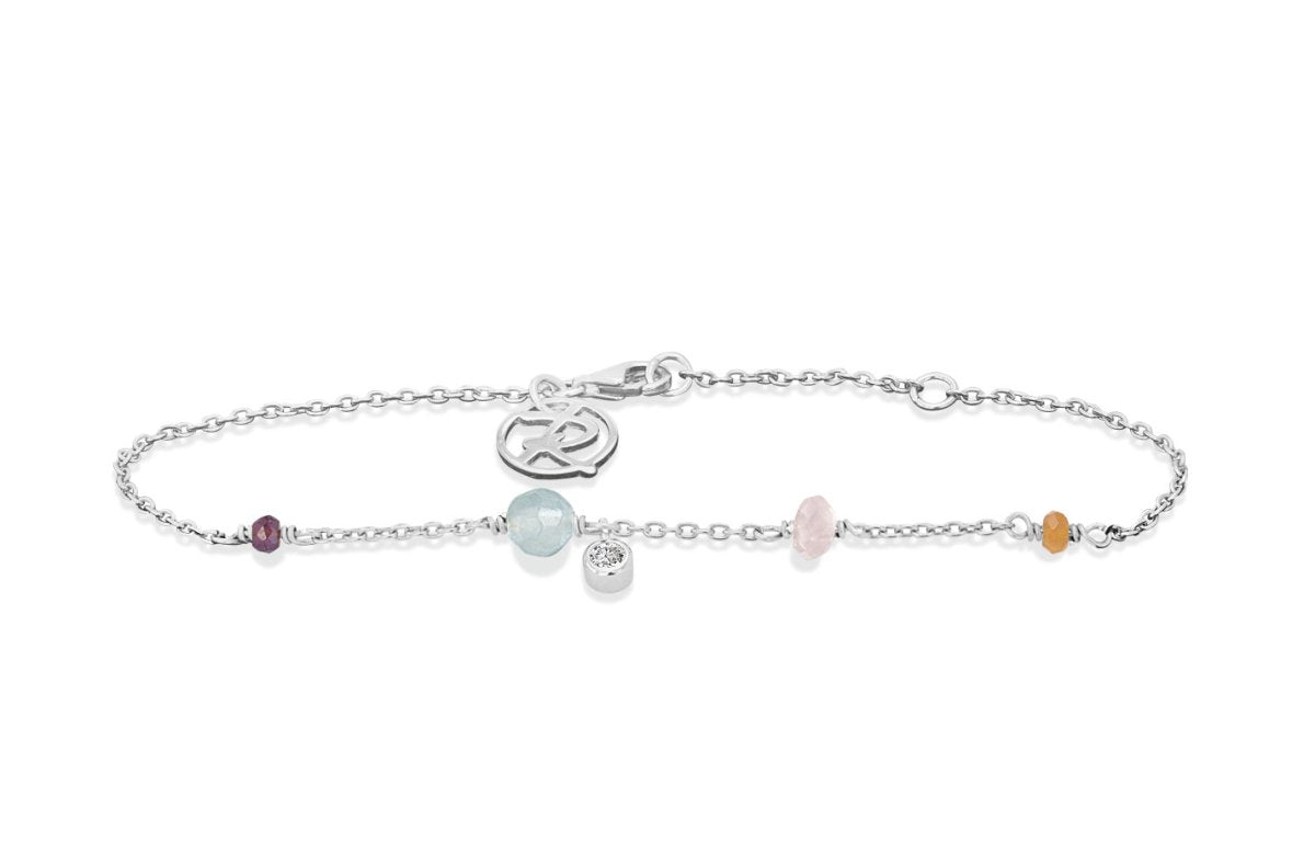 Minetta armbånd fra Rabinovich i sterlingsølv med calcedon, rosenkvarts, karneol, granat og zirkonia, justerbart 17–19 cm.