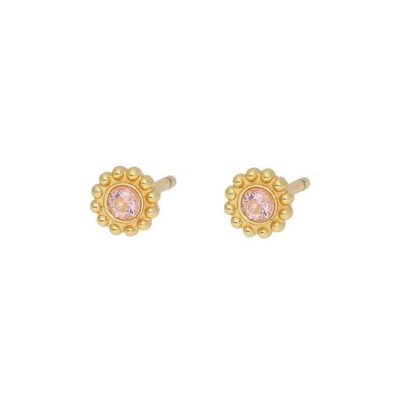 Ramona øreringe i forgyldt sterling sølv med pink zirkonia fra Nuni Copenhagen.