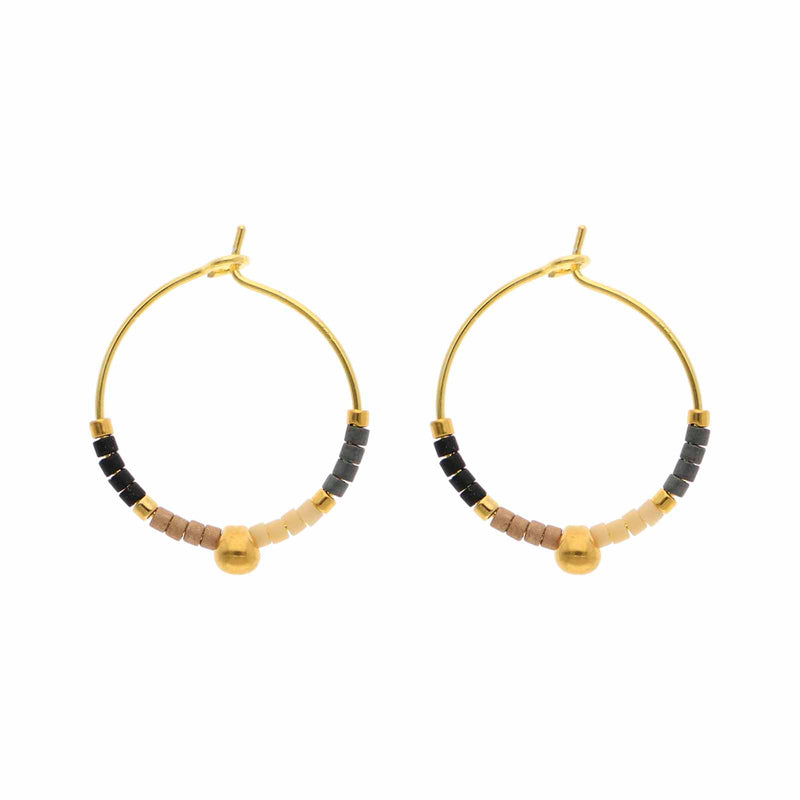 Nuni Copenhagen Regitze hoops fra Miyuki-kollektionen i 24 karat forgyldt sterlingsølv med farvede japanske Miyuki-glasperler, 20 mm.