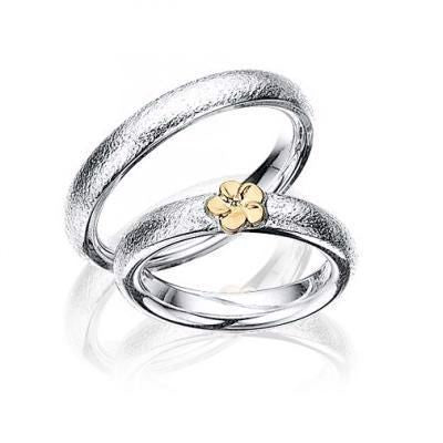 Moderne Scrouples vielsesringe i sølv med blomst i 14 karat guld, 4 mm