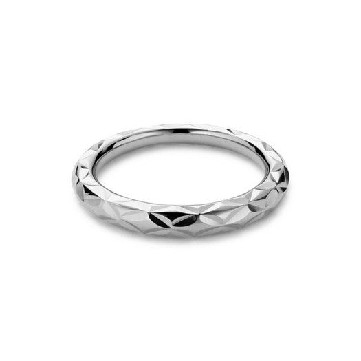 Jane Kønig Small Impression ring i sølv fra Holiday Collection 2020 med rombe-formet mønster.