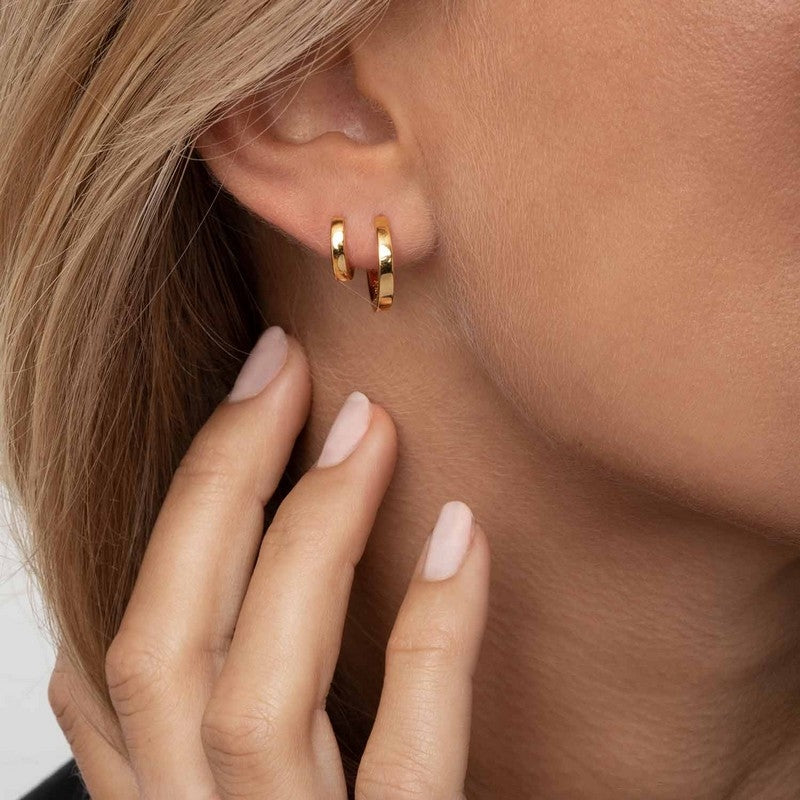 Ellera Pianura Piccolo creoler fra Sif Jakobs i 18 karat forgyldt sølv, Ø11 mm