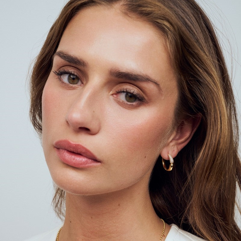 Sif Jakobs Goccia creolo øreringe i 18 karat forgyldt sølv med zirkonia, 17,5 mm