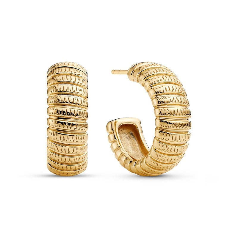 Riva øreringe fra Sif Jakobs Jewellery i 18 karat forgyldt sterlingsølv med mønstret og poleret overflade, 22 mm diameter.