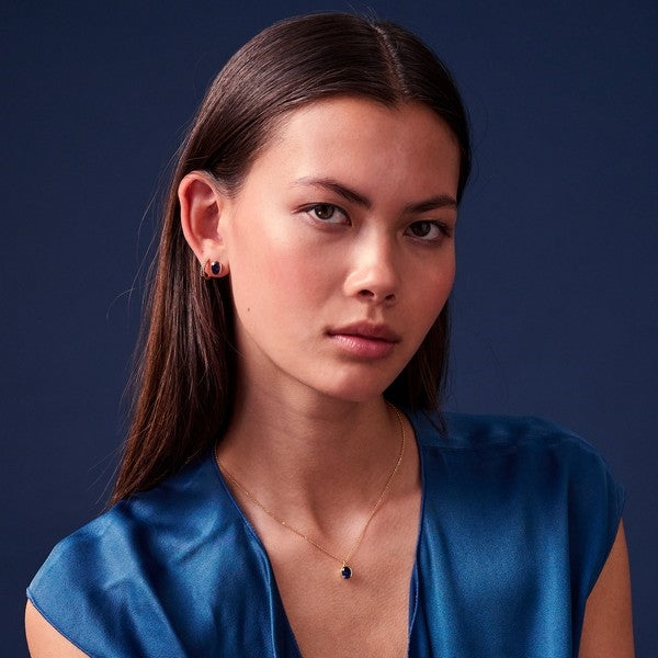 Ellera Medio creoler i 18 karat forgyldt sølv med blå zirkoner 14 mm – Sif Jakobs