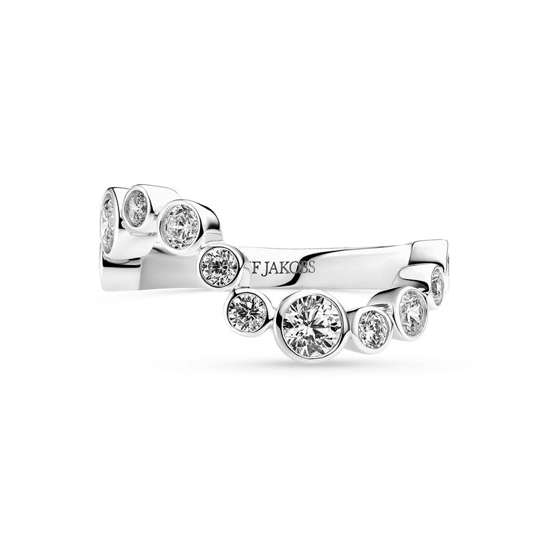 Sif Jakobs Jewellery Sardinien Wave ring i 925 sterlingsølv med bølgende form og hvide facetslebne zirkonia.