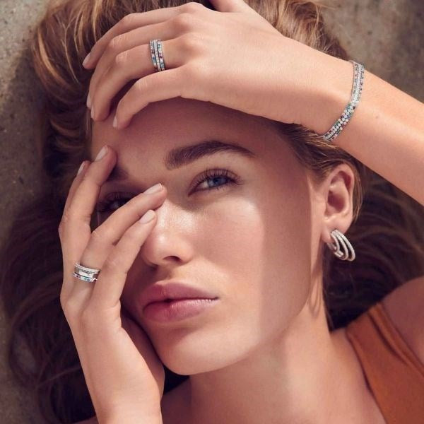 Sif Jakobs Ellera ring i rhodiumbelagt sølv med hvide zirkoner