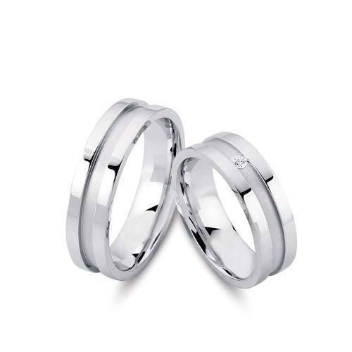 Fortryllende Nuran vielsesringe i rhodineret sølv med hvid zirkonia og elegant rende-design.