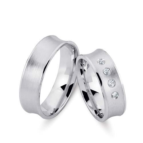 Stilrene Nuran vielsesringe i rhodineret sølv med 4 zirkonia i dameringen.